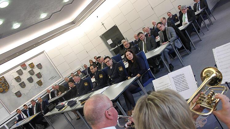 Die Bläsergruppe der Bamberger Polizei spielte bei der Amtseinführung des neuen Leiters der Polizeiinspektion Lichtenfels im Sitzungssaal des Landratsamtes. Anwesend waren Vertreter der Kommunen und der Justiz sowie die früheren Inspektionsleiter Willibert Lankes und Walter Stangl. Foto: Popp