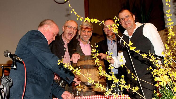 Beim traditionellen Bieranstich (von links): Bürgermeister Karl-Heinz Kandler, Landrat Wilhelm Schneider, Landtagsabgeordneter Steffen Vogel, Bürgermeister Michael Ziegler und Dominik Eichhorn von der "Reckenbräu"Günther Geiling