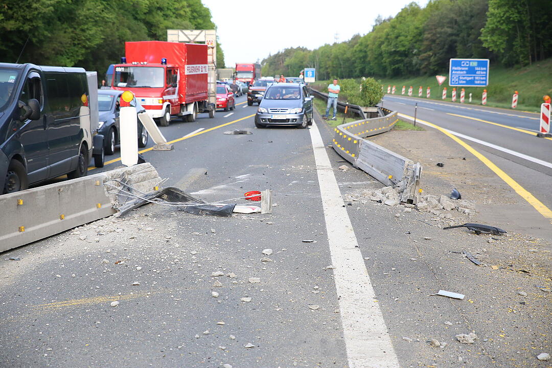 Auto überschlägt sich im Baustellenbereich auf der A6 im Kreis Roth