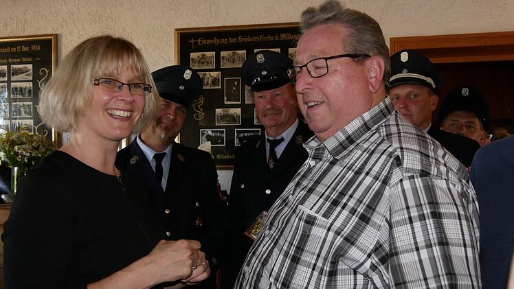 Und viele Gemeindemitglieder waren gekommen, wie auch Gerhard Korn und die Feuerwehrm&auml;nner aus Meilschnitz, Zur Feier des Tages in ihren Uniformen. Foto: Manja von Nida