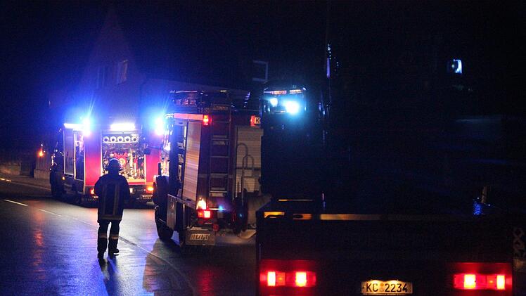 Im Kronacher Stadtteil Gehülz hat es am Dienstagabend gebrannt. Für die Dauer des Einsatzes war die Breitenloher Straße in Richtung Mitwitz gesperrt. Foto: Marian Hamacher