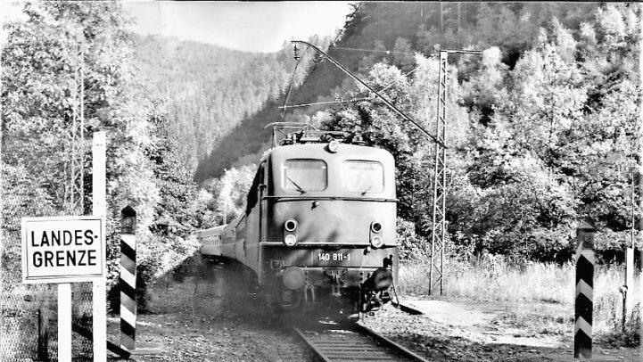 Eine scharf bewachte L&uuml;cke im Zaun bei Falkenstein gestattete den Z&uuml;gen auf der Frankenwaldbahn Saalfeld-Lichtenfels den "Grenz&uuml;bertritt".  Repro: Gerd Fleischmann