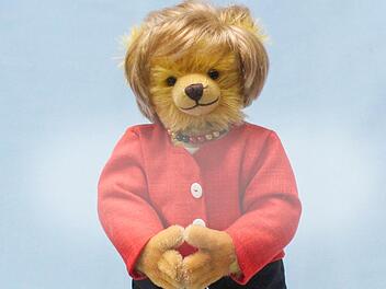 "Mutti" als Teddy - die "Raute" inklusive.