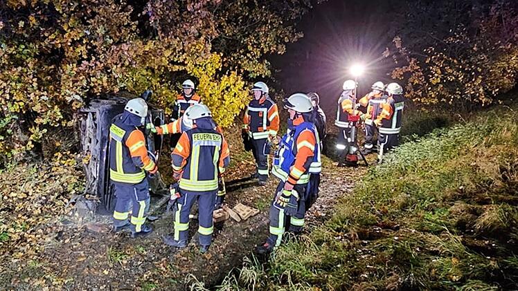 Neustadt bei Coburg: Fahranfänger (18) kommt von Straße ab - und prallt gegen Baum