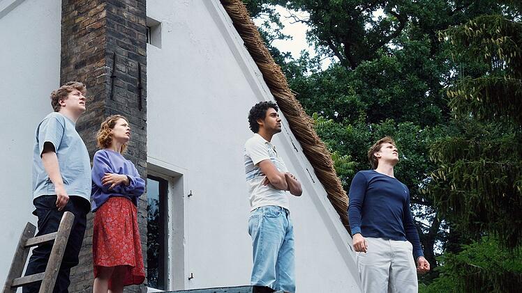 Leon (Thomas Schubert, links), Nadja (Paula Beer), Felix (Langston Uibel, zweiter von rechts) und Devi (Enno Trebs) machen sich Sorgen angesichts der sich näherenden Waldbrände.