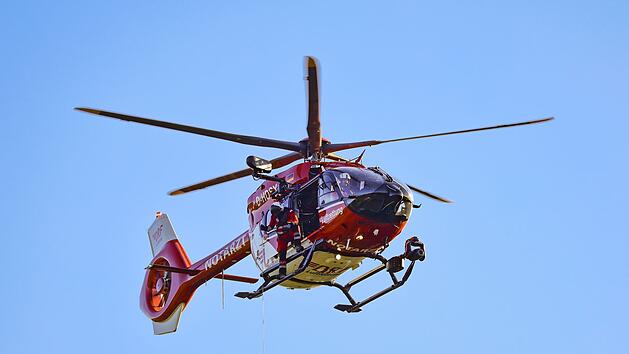 Kreis Roth: Jugendlicher st&uuml;rzt in Graben - Rettungshubschrauber im Einsatz