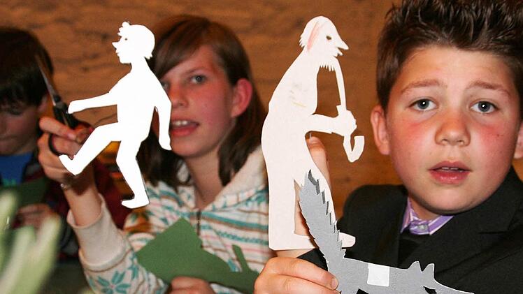 Kinder bastelten Schattenfiguren.