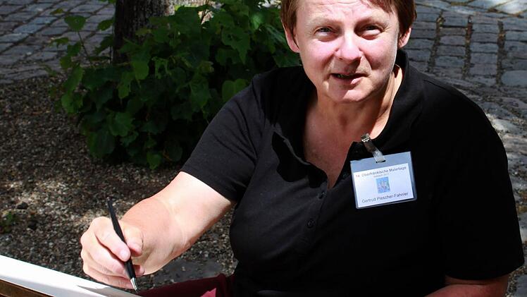 Gertrud Plescher-Fahnler bei der künstlerischen Arbeit.