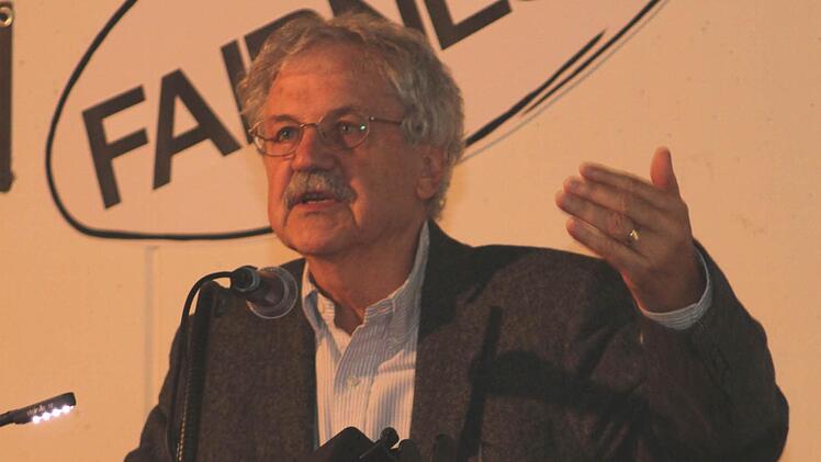 Kinderbuchautor Paul Maar ist gerne Pate für die Jugendlichen der Wallburg-Realschule, wenn es um Zivilcourage geht, und darum, gegen Rassismus vorzugehen.