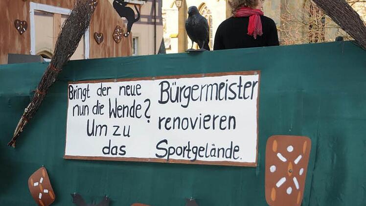 Ein Wagen war von der Korbballabteilung des TV geschmückt worden und weckte mit ihm durch Aufschriften die Hoffnung, dass der neue Bürgermeister Claus Bittenbrünn nun hoffentlich bald eine Lösung für das Königsberger Sportgelände findet.