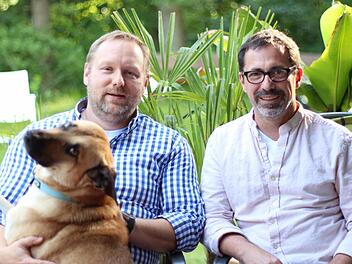 Glücklich zu dritt: Jens Wallner (links) und Daniel Lustig mit ihrem Hund Dexter in ihrem Garten in Etzelskirchen  Foto: Sabine Memmel