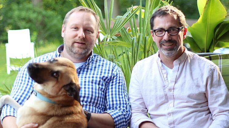 Glücklich zu dritt: Jens Wallner (links) und Daniel Lustig mit ihrem Hund Dexter in ihrem Garten in Etzelskirchen  Foto: Sabine Memmel