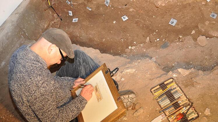 Roman Schöpplein zeichnet akribisch die unterschiedlichen Erdschichten, die vorgefundene Grabgruben und vieles mehr in eine Grabungsskizze ein. Foto: Ingrid Kohles