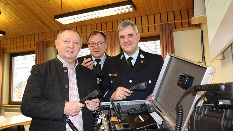 Landrat Thomas Bold (von links), KBR Benno Metz und KBM Michael Wolf testen die neuen Geräte. Foto: Ralf Ruppert