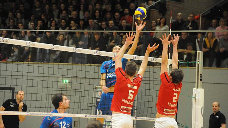 1:3 gegen den Tabellenführer verloren, aber wieder viele Sympathie-Punkte gewonnen haben Hammelburgs Volleyballer (blaue Trikots). Foto: Hopf