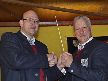 Nach 30 Jahren als Dirigent des Kothener Musikvereins gab Helmut Kraus (rechts) den Taktstock an seinen Nachfolger Thomas Reuß (links) weiter. Der diplomierte Musiker und Leiter der Städtischen Musikschule Münnerstadt hat im Januar die Kapelle übernommen. Foto: Peter Klopf