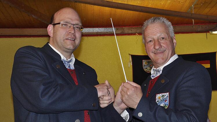 Nach 30 Jahren als Dirigent des Kothener Musikvereins gab Helmut Kraus (rechts) den Taktstock an seinen Nachfolger Thomas Reuß (links) weiter. Der diplomierte Musiker und Leiter der Städtischen Musikschule Münnerstadt hat im Januar die Kapelle übernommen. Foto: Peter Klopf