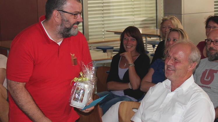 Das Geschenk von Bürgermeister Gerald Brehm, ein Bierkrug, freut Günther Dalles sehr. Foto: Johanna Blum
