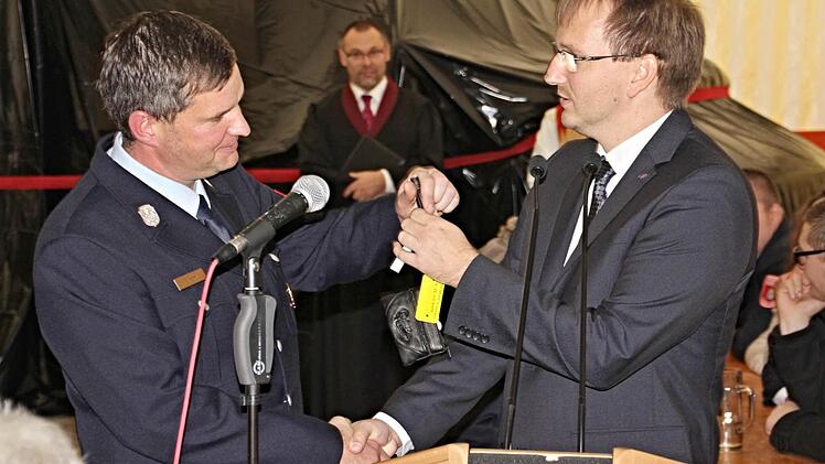 Bürgermeister Wolfram Thein (rechts) überreicht den Fahrzeugschlüssel für das neue Tragkraftspritzenfahrzeug an Kommandanten Christian Vogel (links). Foto: Helmut Will
