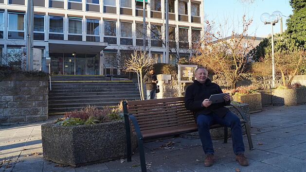 Landrat Thomas Bold war einer der Ersten, die das Wlan testeten.  Foto: Lena Pfister