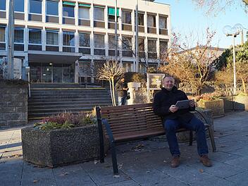 Landrat Thomas Bold war einer der Ersten, die das Wlan testeten.  Foto: Lena Pfister
