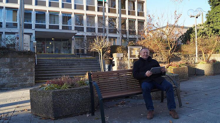 Landrat Thomas Bold war einer der Ersten, die das Wlan testeten.  Foto: Lena Pfister