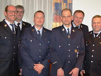 Die Führung der neuen Freiwilligen Feuerwehr Breitenbach-Mitgenfeld präsentiert sich mit den Amtsträgern (von links): Bürgermeister Dieter Muth, Kreisbrandinspektor Marco Brust, stellvertretender Kommandant Holger Börner, Kommandant Michael Greger, Kreisbrandrat Benno Metz und Kreisbrandmeister Volker Hägerich.  Foto: Wolfgang Saam
