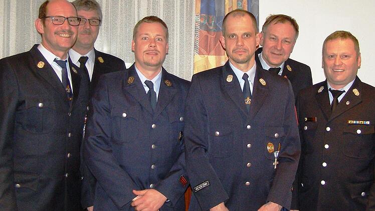 Die Führung der neuen Freiwilligen Feuerwehr Breitenbach-Mitgenfeld präsentiert sich mit den Amtsträgern (von links): Bürgermeister Dieter Muth, Kreisbrandinspektor Marco Brust, stellvertretender Kommandant Holger Börner, Kommandant Michael Greger, Kreisbrandrat Benno Metz und Kreisbrandmeister Volker Hägerich.  Foto: Wolfgang Saam