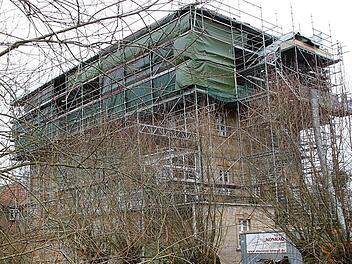 Vor Monaten sorgten die angelaufenen Sanierungsprojekte rund um das Schloss Gleusdorf für eine gesteigerte Aufmerksamkeit. Das Millionenprojekt hätte eigentlich bis Ende 2016 abgeschlossen sein sollen. Aber es kamen andere Ereignisse dazwischen, so wie die Itz das Schloss und das Dorf trennt. Foto: Ralf Kestel