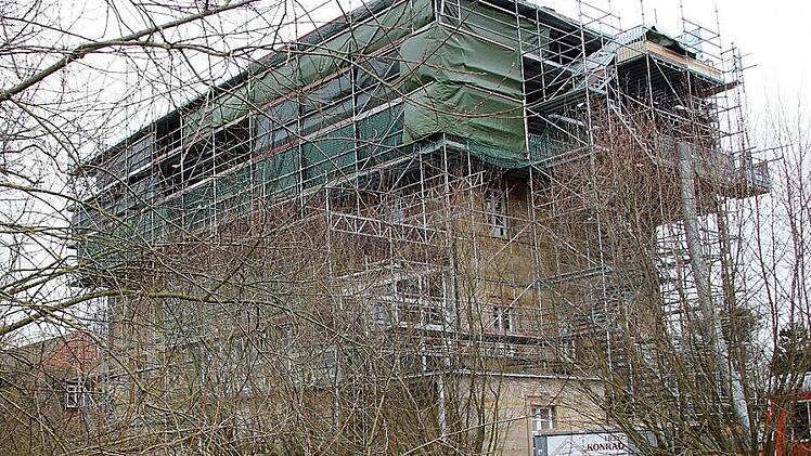 Vor Monaten sorgten die angelaufenen Sanierungsprojekte rund um das Schloss Gleusdorf für eine gesteigerte Aufmerksamkeit. Das Millionenprojekt hätte eigentlich bis Ende 2016 abgeschlossen sein sollen. Aber es kamen andere Ereignisse dazwischen, so wie die Itz das Schloss und das Dorf trennt. Foto: Ralf Kestel