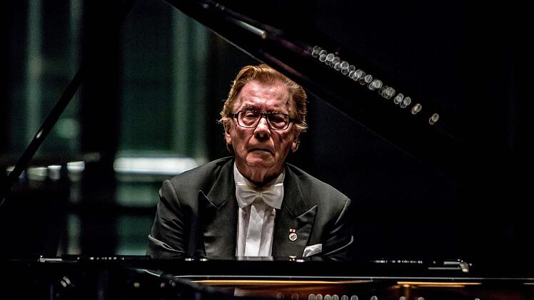 Der Pianist Hans-Dieter Bauer wurde bei seinem Soloabend bei der Gesellschaft der Musikfreunde gefeiert. Foto: Jochen Berger