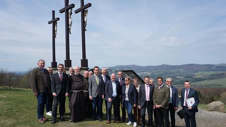Gruppenbild nach der Vertragsunterzeichnung auf dem Gipfel des Kreuzbergs mit allen, die in irgendeiner Form an der neuen Kooperation zwischen dem Bäderland Bayerische Rhön und den Franziskaner Klosterbetrieben beteiligt sind.  Foto: Marion Eckert