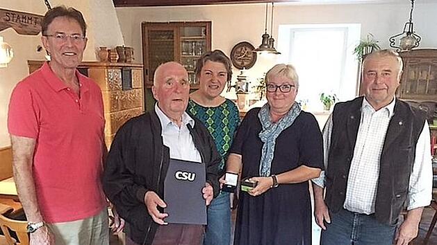 Das Partei-Ehrenzeichen, eine Ehrenurkunde und ein Pr&auml;sent &uuml;berreichte die Rugendorfer CSU-Ortsvorsitzende Elisabeth Schmidt-Hofmann f&uuml;r 40-j&auml;hrige Mitgliedschaft an ihren Vater Manfred Schmidt-Hofmann. Unser Bild zeigt (von links) 2. Vorsitzenden Martin Wei&szlig;, Manfred Schmidt-Hofmann, Susanne Kraus vom CSU-Wahlkreisb&uuml;ro, 1. Vorsitzende Elisabeth-Hofmann und 3. Vorsitzenden Fritz R&ouml;sch. Foto: Klaus-Peter Wulf