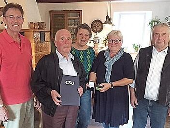 Das Partei-Ehrenzeichen, eine Ehrenurkunde und ein Präsent überreichte die Rugendorfer CSU-Ortsvorsitzende Elisabeth Schmidt-Hofmann für 40-jährige Mitgliedschaft an ihren Vater Manfred Schmidt-Hofmann. Unser Bild zeigt (von links) 2. Vorsitzenden Martin Weiß, Manfred Schmidt-Hofmann, Susanne Kraus vom CSU-Wahlkreisbüro, 1. Vorsitzende Elisabeth-Hofmann und 3. Vorsitzenden Fritz Rösch. Foto: Klaus-Peter Wulf