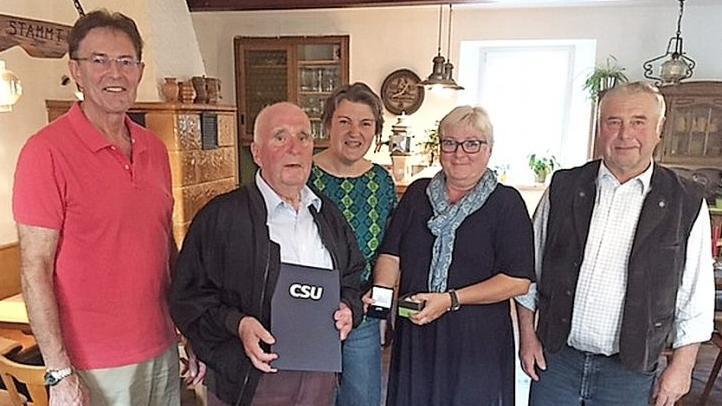 Das Partei-Ehrenzeichen, eine Ehrenurkunde und ein Präsent überreichte die Rugendorfer CSU-Ortsvorsitzende Elisabeth Schmidt-Hofmann für 40-jährige Mitgliedschaft an ihren Vater Manfred Schmidt-Hofmann. Unser Bild zeigt (von links) 2. Vorsitzenden Martin Weiß, Manfred Schmidt-Hofmann, Susanne Kraus vom CSU-Wahlkreisbüro, 1. Vorsitzende Elisabeth-Hofmann und 3. Vorsitzenden Fritz Rösch. Foto: Klaus-Peter Wulf