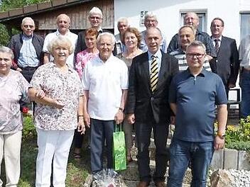 Unser Bild zeigt (von links) Hedwig Eidenpenz, Klaus Reinhardt, Karin Ströhlein, Reinhard Holhut, Sonja Schramm, Reiner Meisel, Jubilar Edelbert Ströhlein, Helmut Kollerer, Schwester Hanna Rattler, Günther Rattler, Bürgermeister Franz Uome, Edelbert Fischer, Werner Franzky, Sohn Uwe Ströhlein, Norbert Herrmann und Rudolf Matysiak. Foto: Wulf