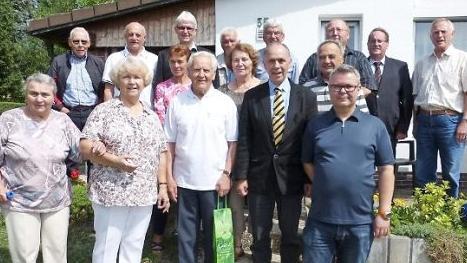 Unser Bild zeigt (von links) Hedwig Eidenpenz, Klaus Reinhardt, Karin Ströhlein, Reinhard Holhut, Sonja Schramm, Reiner Meisel, Jubilar Edelbert Ströhlein, Helmut Kollerer, Schwester Hanna Rattler, Günther Rattler, Bürgermeister Franz Uome, Edelbert Fischer, Werner Franzky, Sohn Uwe Ströhlein, Norbert Herrmann und Rudolf Matysiak. Foto: Wulf
