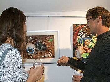 Gerne erläuterte der Zeiler Künstler Johannes L. Hallwirth den Besuchern der Vernissage die Entstehung seiner Werke.  Fotos: Sabine Weinbeer