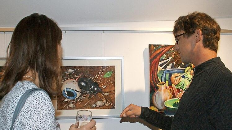 Gerne erläuterte der Zeiler Künstler Johannes L. Hallwirth den Besuchern der Vernissage die Entstehung seiner Werke.  Fotos: Sabine Weinbeer