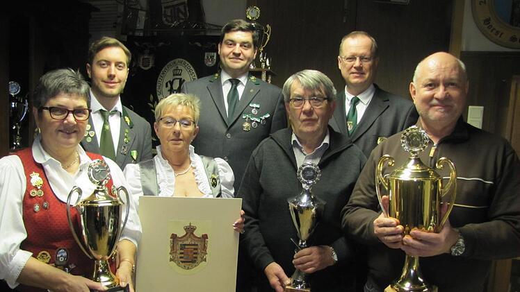 Siegerehrungen beim Weihnachtsschießen des Schützenvereins Herzogstand Coburg-Neuses. Unser Bild zeigt von links: Christine Kob, Schützenmeister Tobias Blum, Doris Denninger, Oberschützenmeister Jens-Uwe Peter, Klaus Bergner, Gauschützenmeister Klaus Jentsch und Günther Basel. Foto: Martin Koch