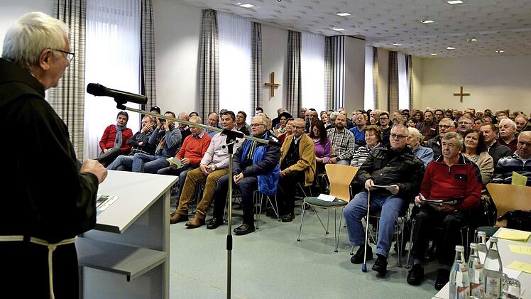 Pater Heribert informierte die rund 200 Wallfahrtsführer über die Saison 2019. Foto: Andreas Welz