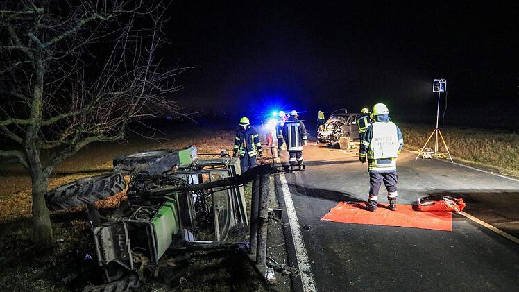 Bei Grettstadt kam es am Dienstagnachmittag zu einem schweren Unfall mit Traktor. Foto: NEWS5 / Merzbach