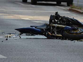 Bei Gr&auml;fendorf im Landkreis Main-Spessart hat sich am Freitag ein schwerer Motorradunfall ereignet. Ein Fahrer wurde lebensgef&auml;hrlich verletzt. Symbolbild: fsHH/pixabay.com