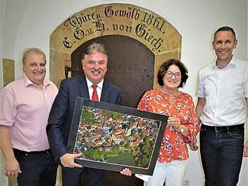 Projektleiter Klaus Bodenschlägel, Landrat Klaus Peter Söllner und Bürgermeister Martin Bernreuther (von links) dankten Marion Resch-Heckel für ihren Einsatz für Schloss Thurnau. Foto: Werner Reißaus