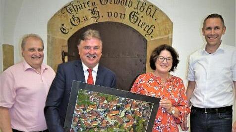 Projektleiter Klaus Bodenschlägel, Landrat Klaus Peter Söllner und Bürgermeister Martin Bernreuther (von links) dankten Marion Resch-Heckel für ihren Einsatz für Schloss Thurnau. Foto: Werner Reißaus