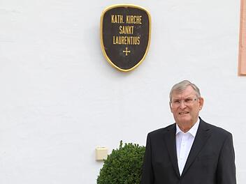 Pfarrer Werner Wolf vor der Kirche in Obertrubach Foto: Franz Galster