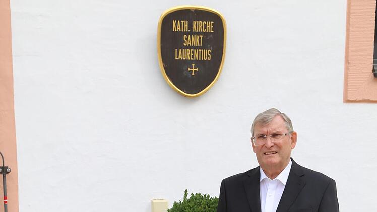 Pfarrer Werner Wolf vor der Kirche in Obertrubach Foto: Franz Galster