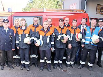 Die Prüflinge der Feuerwehr Pfaffendorf bewährten sich. Unser Bild zeigt sie mit Kreisbrandmeister Andreas Franz und Uwe Hein (von links), Kommandant Christian Storf (Vierter von links), Robert Müller (rechts) und Bürgermeister Wolfram Thein (Dritter von rechts).  Foto: Helmut Will