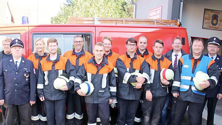 Die Prüflinge der Feuerwehr Pfaffendorf bewährten sich. Unser Bild zeigt sie mit Kreisbrandmeister Andreas Franz und Uwe Hein (von links), Kommandant Christian Storf (Vierter von links), Robert Müller (rechts) und Bürgermeister Wolfram Thein (Dritter von rechts).  Foto: Helmut Will