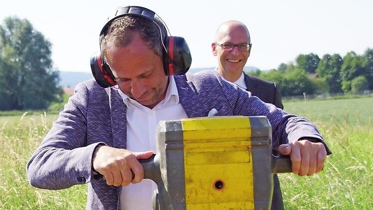 Der Umweltminister mit Bohrhammer: Unerschrocken griff Thorsten Glauber zum schweren Gerät zur Entnahme der bayernweit ersten Bodenprobe im Rahmen des neuen Projekts.